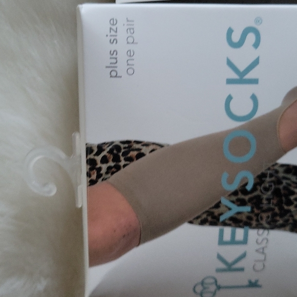 Keyhole Socks - Picture 8 of 10